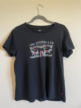 Levi’s Floral Logo Graphic Tee – Size Large